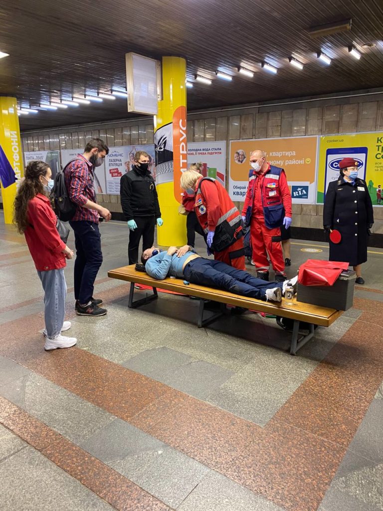 На столичной станции метро пассажиры спасали мужчину