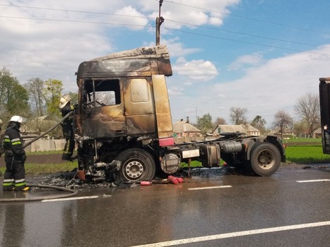 На трассе под Харьковом загорелся грузовик