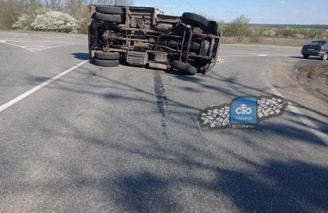На трассе в Харьковской области перевернулся грузовик