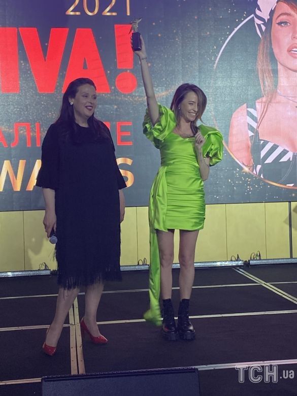 Надя Дорофеева в ярком мини-платье показала ножки