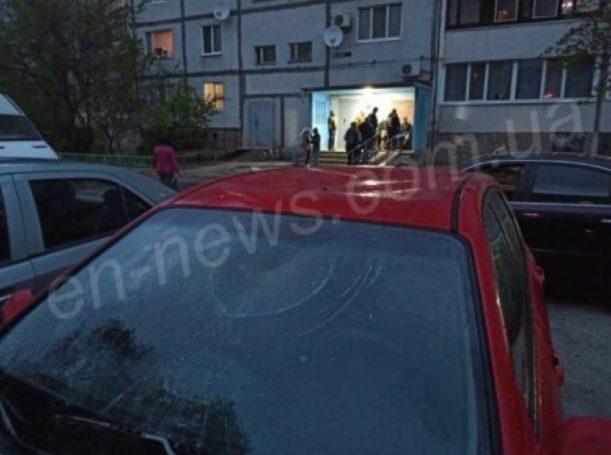 Неадекватный мужчина побегал по крышам припаркованных авто под Запорожьем