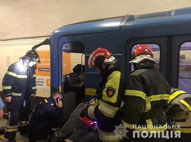 Парень упал под поезд метро в Киеве: появилось видео