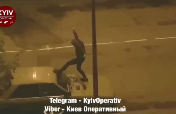 Под Киевом мужчина крушил автомобили