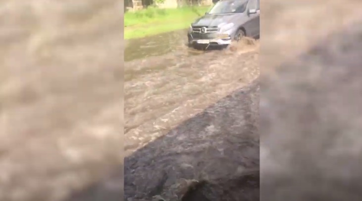 В Киеве улица после дождя превратилась в реку ( ВИДЕО)