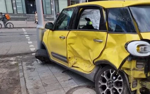 В Киеве после ДТП авто вылетело на тротуар