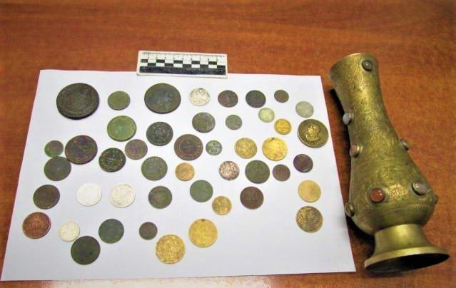 Россиянин пытался вывезти из Украины старинные монеты и икону