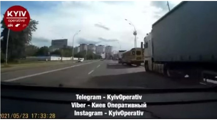 Драка на дороге: в Киеве водитель-качок набросился с битой на оппонента