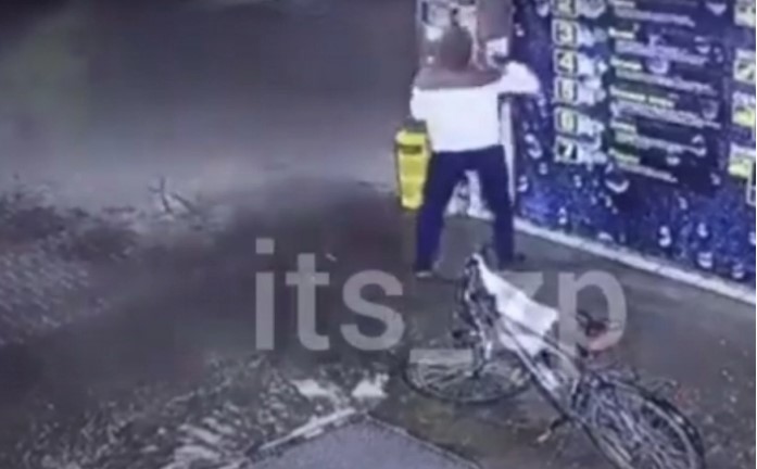 В Мелитополе охранник со шваброй пытался остановить вора на велосипеде