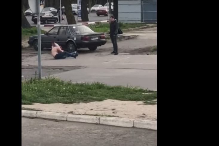 Разборки на дороге: в Одессе полуобнаженный таксист дрался с коллегой