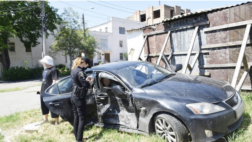 В Николаеве девушку доставили из разбитого Lexus