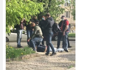 В Ужгороде посреди улицы жестко скрутили работника СБУ 