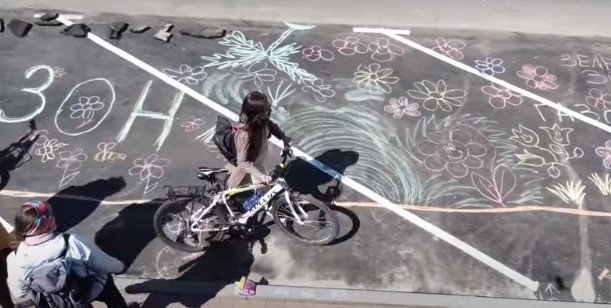В Киеве на месте велодорожки сделали парковку: активисты ее разобрали
