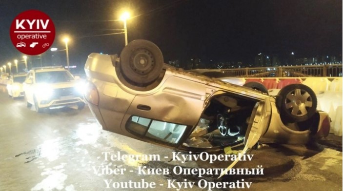 «Пьяное» ДТП в Киеве: Nissan перевернулся на мосту Патона
