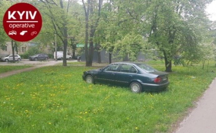 В Киеве владелец BMW перепутал газон с паркоместом