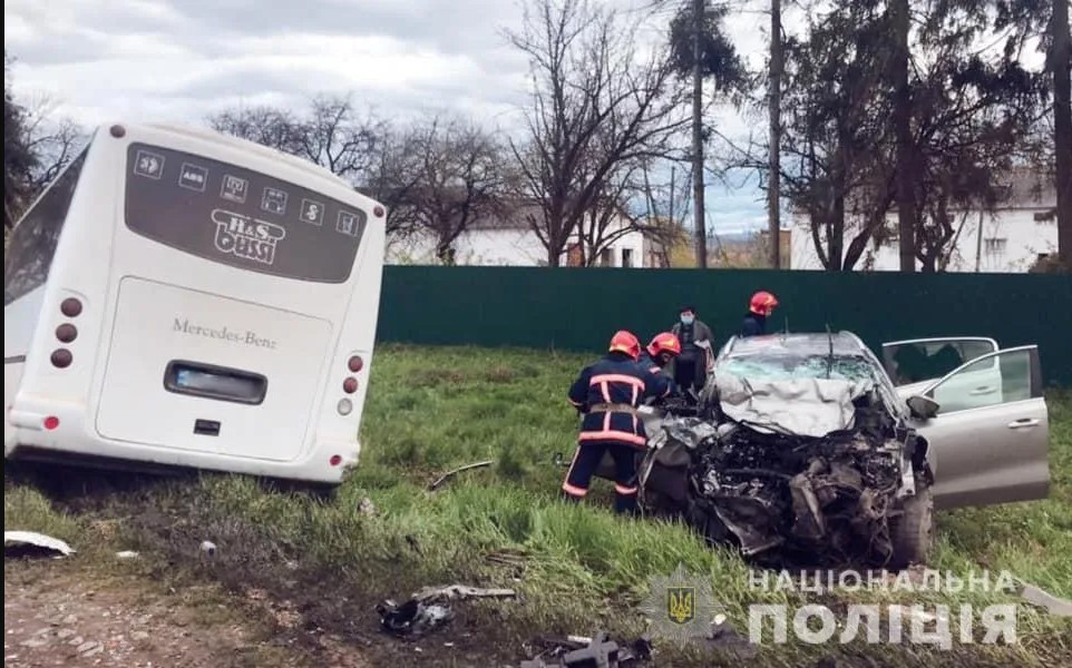 В Ивано-Франковской области автобус столкнулся с легковушкой: двое погибших