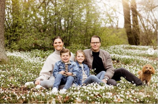 Шведская кронпринцесса поделилась семейным фото