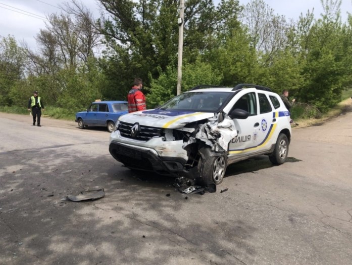 В Бердянске ДТП с полицией: Renault столкнулся с Mitsubishi