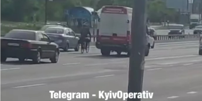 Беспечный ездок: велосипедист ехал посредине трехполосного проспекте в Киеве