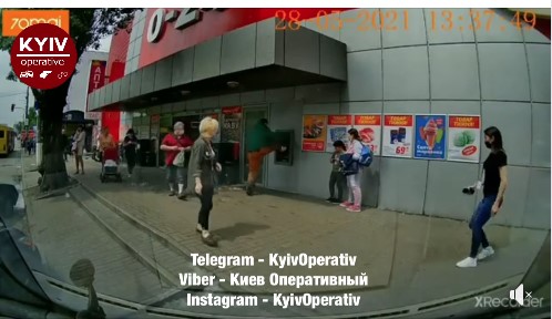 В Киеве мужчина применил «кунг-фу» против банкомата