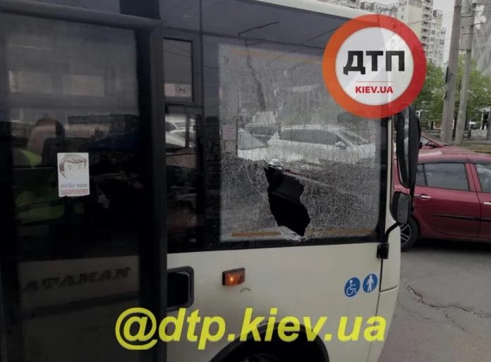 В Киеве водитель «отомстил» пассажирам маршрутки: выбил стекло