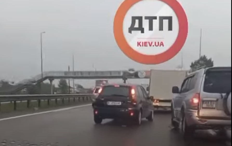 Авария на мокрой дороге: под Киевом произошло ДТП с тремя авто