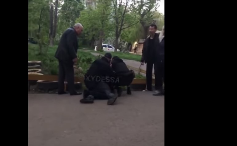 Драка на детской площадке: в Одессе пьяные избили ребенка и полицейского