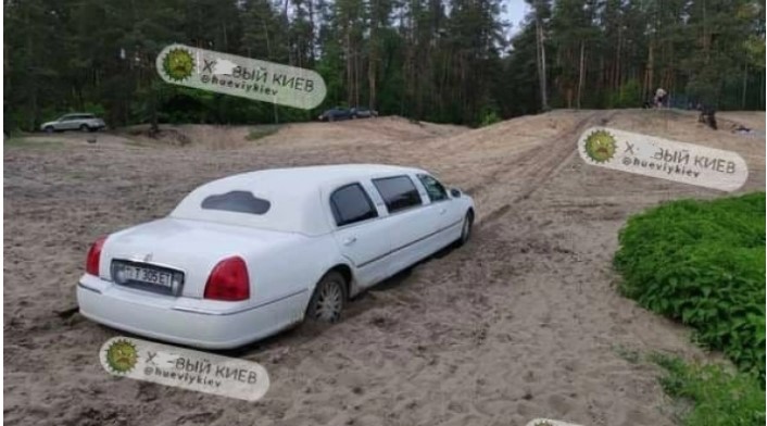 Лимузин на песке: киевляне заметили уникального «героя парковки» (ФОТО)