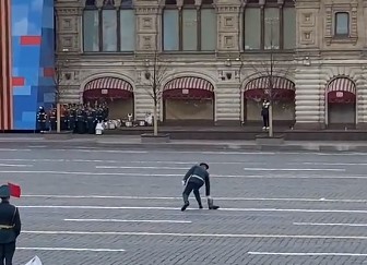 В РФ на параде в честь Дня победы солдат потерял сапог
