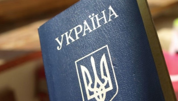 Харьковчанка с детьми порвала паспорта и оскорбила Украину