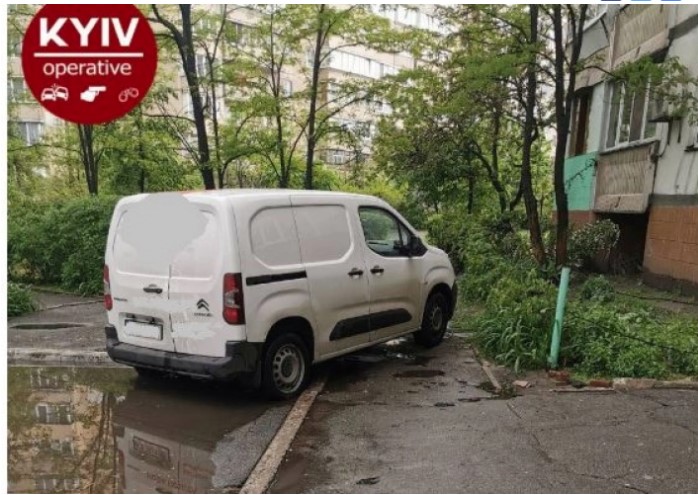В Киеве микроавтобус «героя парковки» «осчастливил» жильцов дома