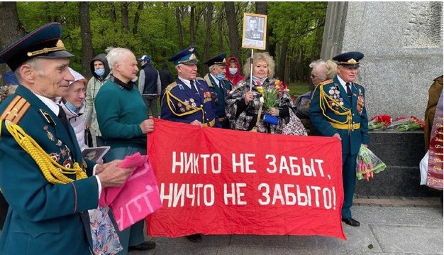 В Харькове участники акции «Бессмертный полк» возложили цветы у Мемориала Славы