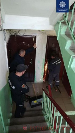 Одесская пенсионерка застряла в запертой квартире