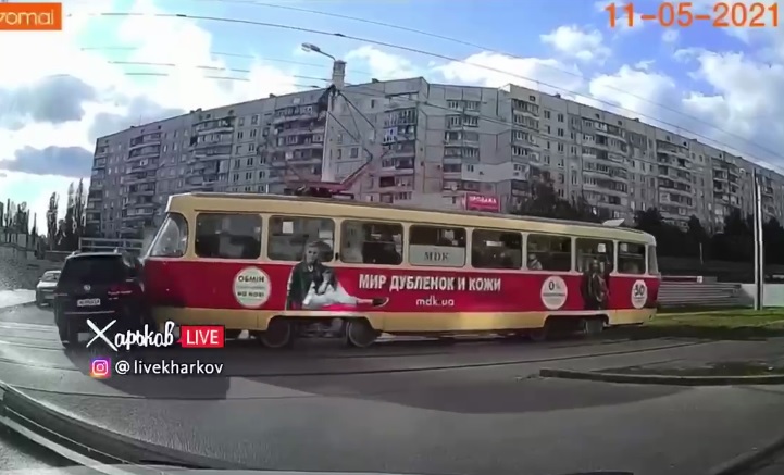 Трамвай протаранил джип в Харькове