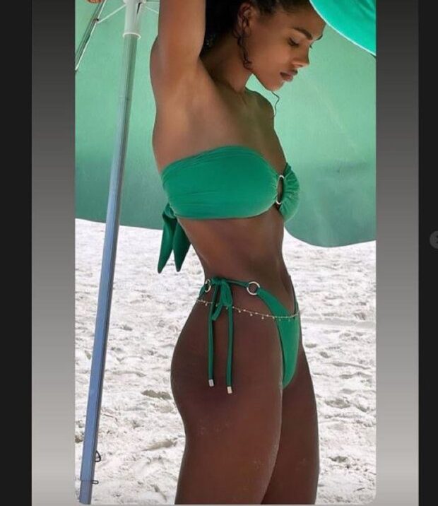 Тина Кунаки в зеленом бикини отдыхала на пляже