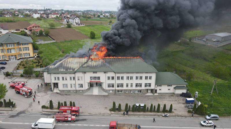 В Черновицкой области горело здание шиномонтажа