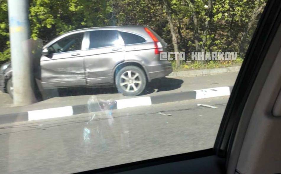 В Харькове авто вынесло на тротуар: есть пострадашие