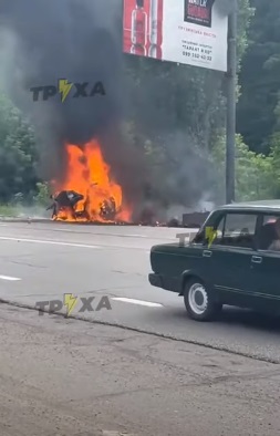 В Харькове автомобиль врезался в билборд и взорвался, есть погибшие