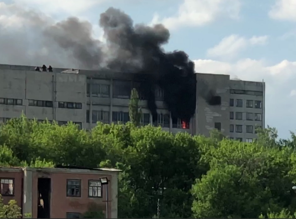 В Харькове горело здание завода