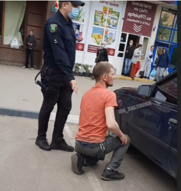 В Харькове неадекватный парень ломился в чужое авто (ФОТО, ВИДЕО)