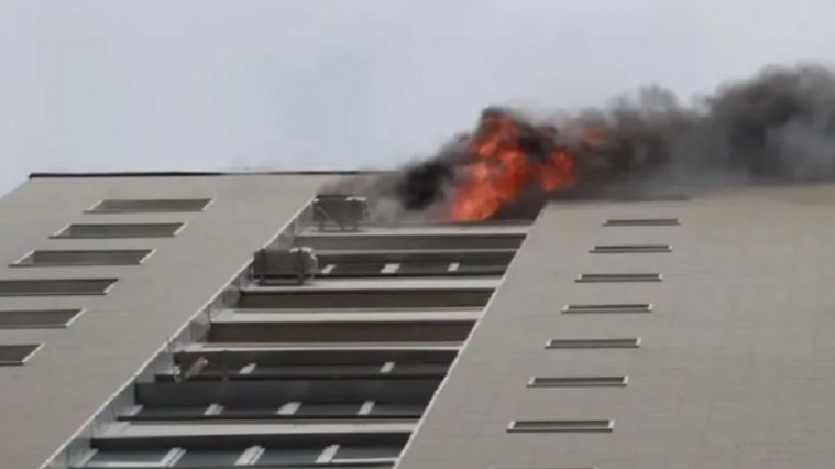 В столичной многоэтажке произошел пожар: горящее окно рухнуло на авто