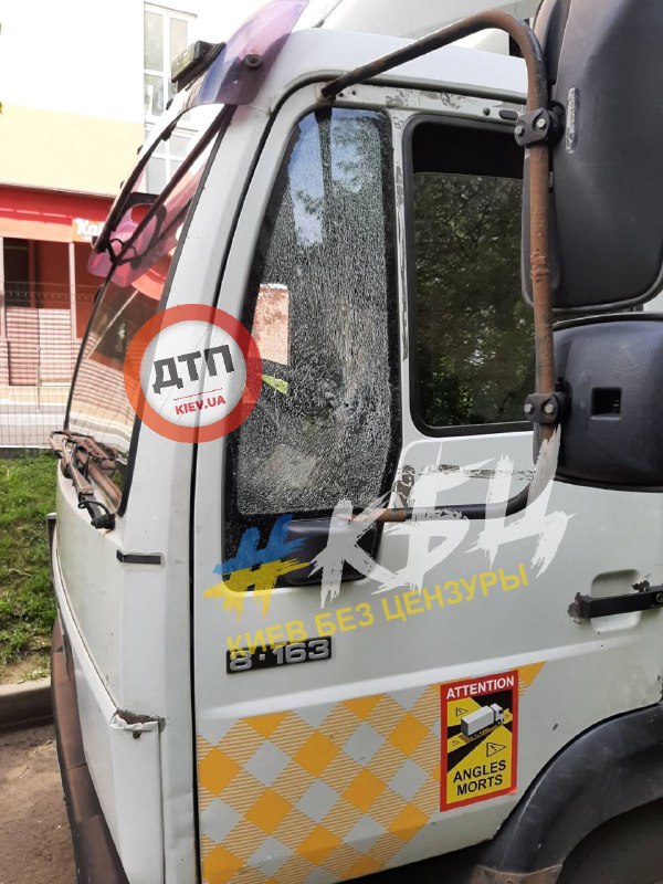 На Отрадном в Киеве на территории ЖК обстреляли грузовик