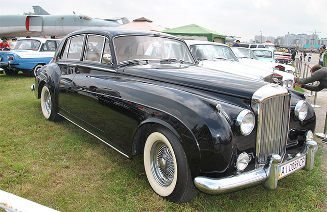 Киевляне увидели редкий Bentley, созданный для Джона Кеннеди
