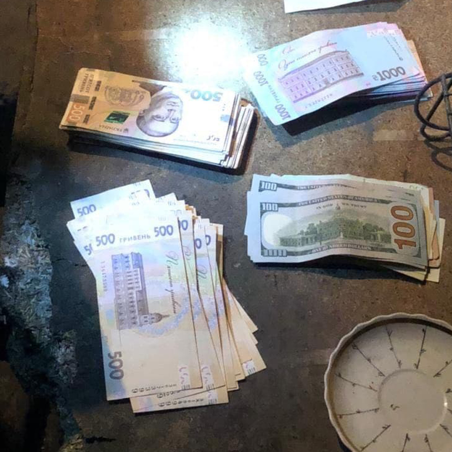 Украл более 235 тысяч гривен: в Киеве полицейский обчистил упавшего самокатчика