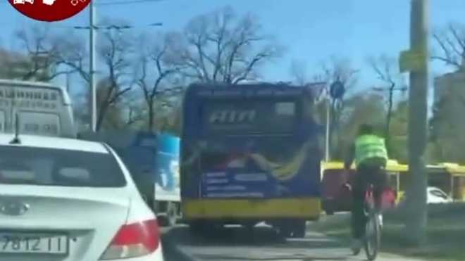 В Киеве водитель маршрутки отличился: объезжал пробку по тротуару