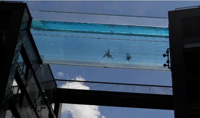 В Лондоне открыли первый в мире подвесной бассейн