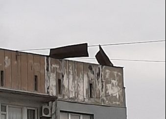 В Мариуполе сильный ветер сорвал крышу многоэтажки