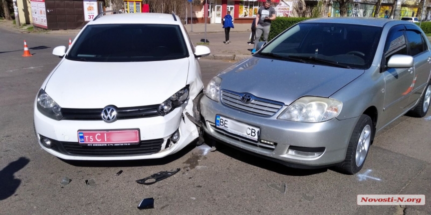 В Николаеве на проспекте столкнулись Toyota  и Volkswagen
