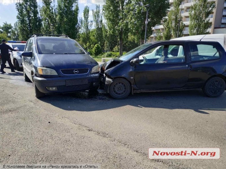 В Николаеве при парковке девушка на Renault врезалась в Opel