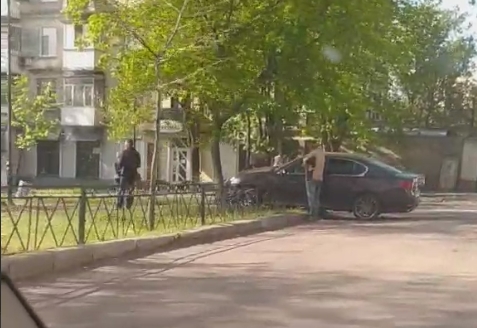 В Николаеве водитель «Лексуса» снес забор и врезался в дерево