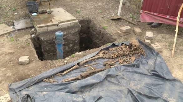 В селе рабочие разрыли человеческие останки при копании колодца